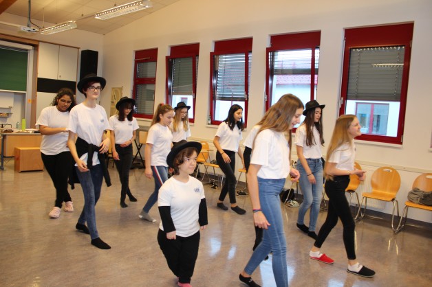 IMG_7839 im Musiksaal wird getanzt